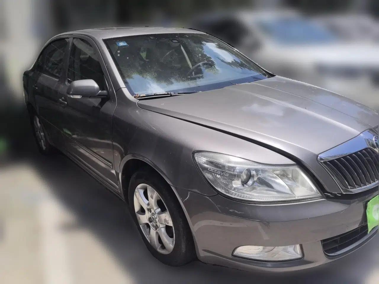 Skoda Octavia 2010 1.6L Automatic Eado Edition — миниатюра 3