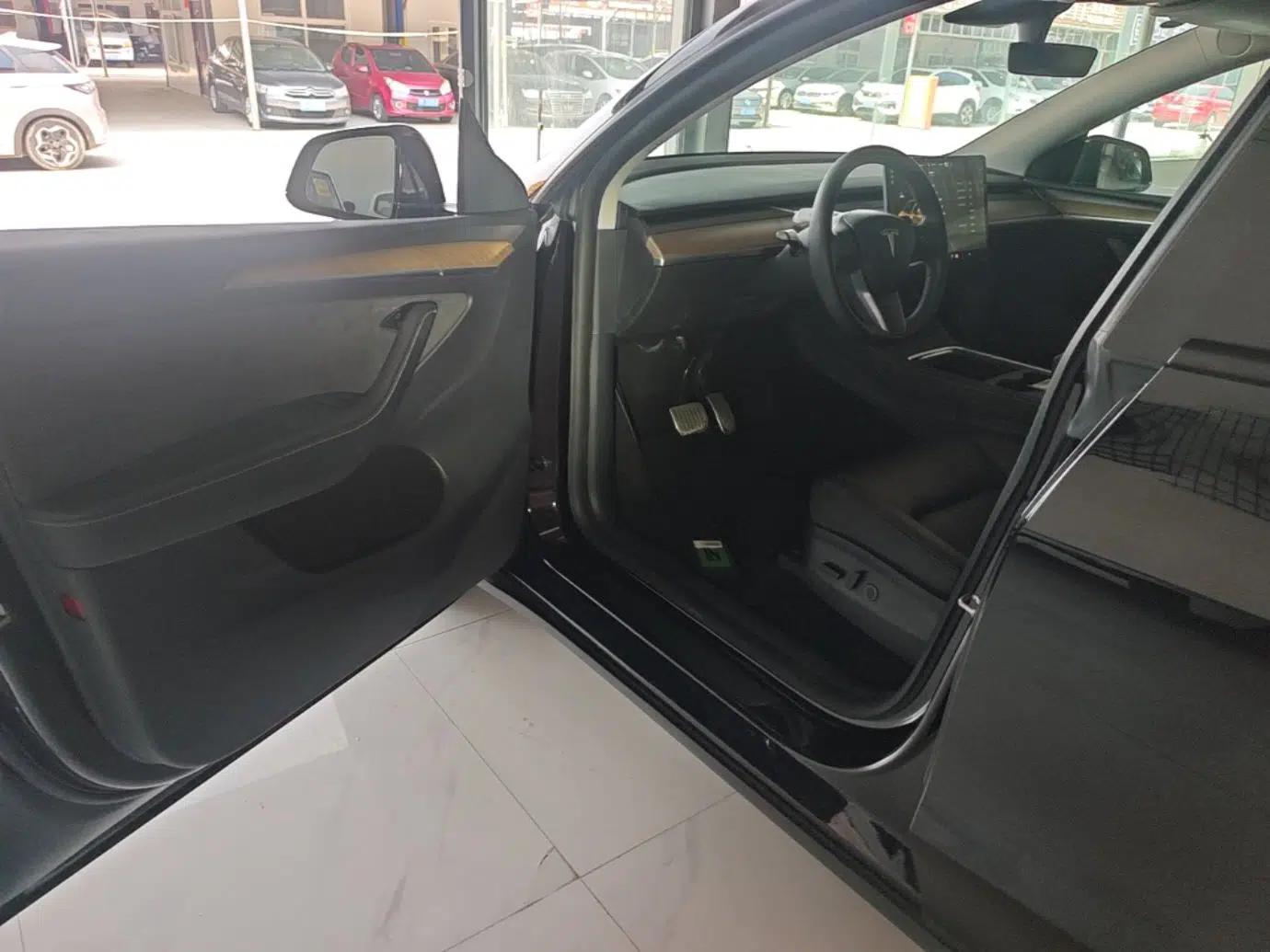 Tesla Model Y 2021 Long-Range All-Wheel-Drive Version — миниатюра 18