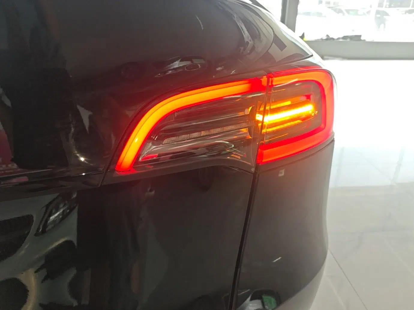 Tesla Model Y 2021 Long-Range All-Wheel-Drive Version — миниатюра 9
