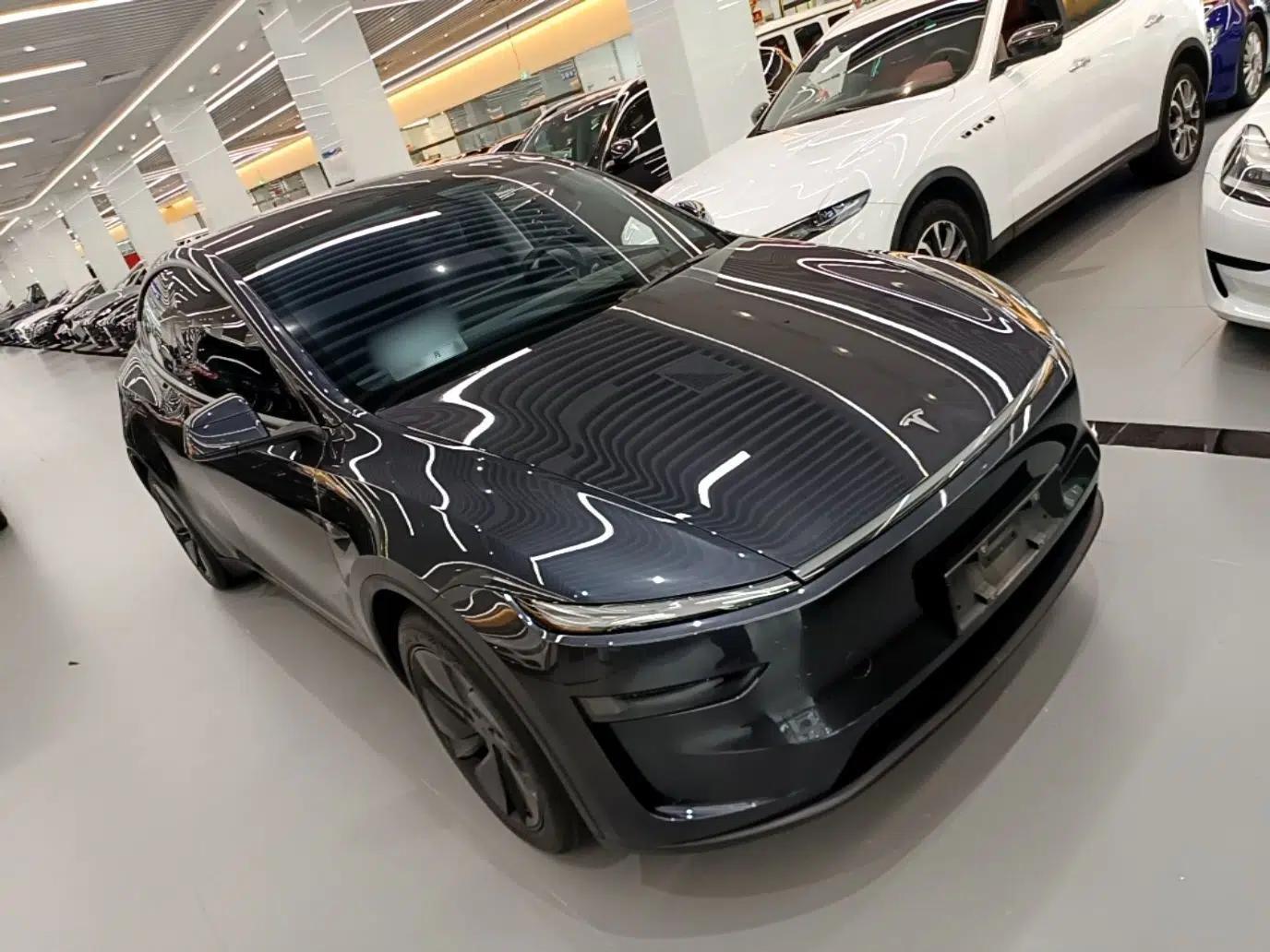 Tesla Model Y 2025 Rear-Wheel-Drive Version — миниатюра 3