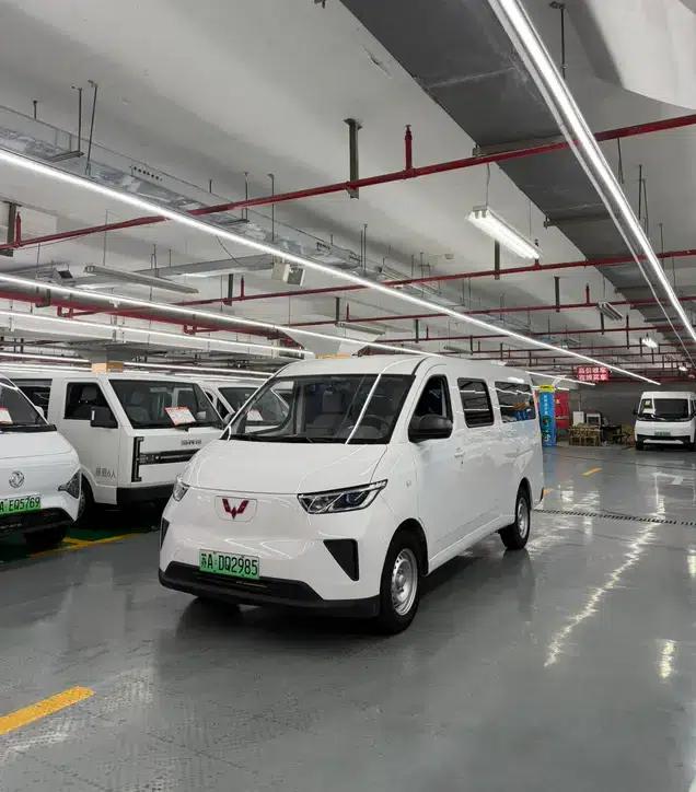 Wuling Yangguang 2024 Model 300km Comfort Bus Version 75kW — миниатюра 1