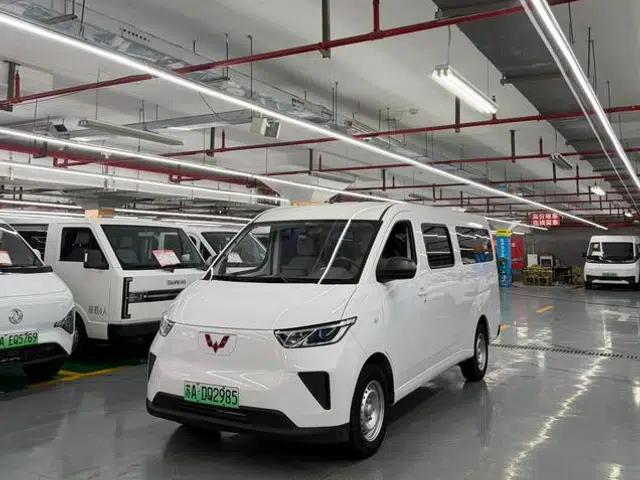 Wuling Yangguang 2024 Model 300km Comfort Bus Version 75kW