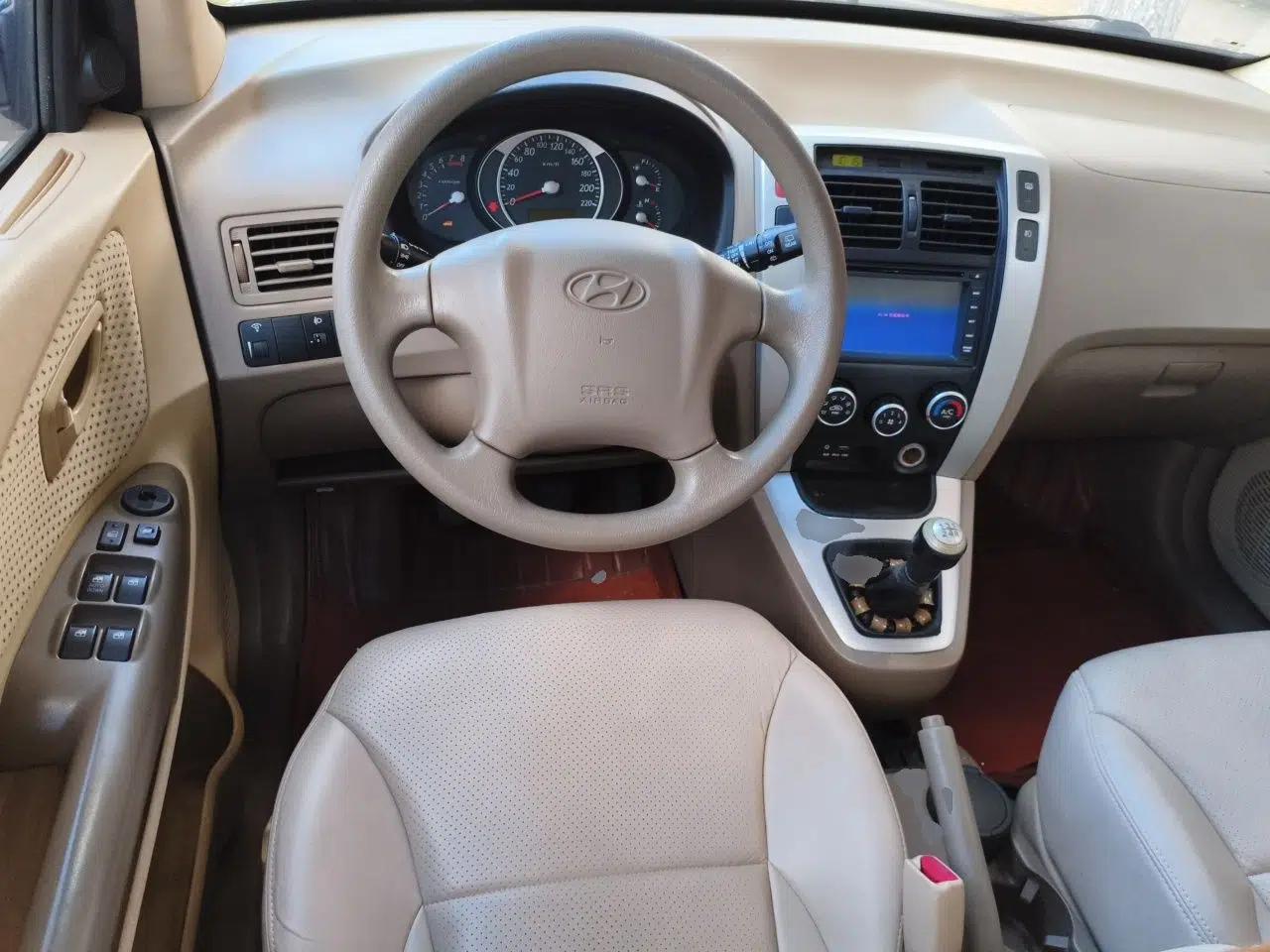 Hyundai Tucson 2013 2.0L Manual Two-Wheel Drive Fashion Edition — миниатюра 10