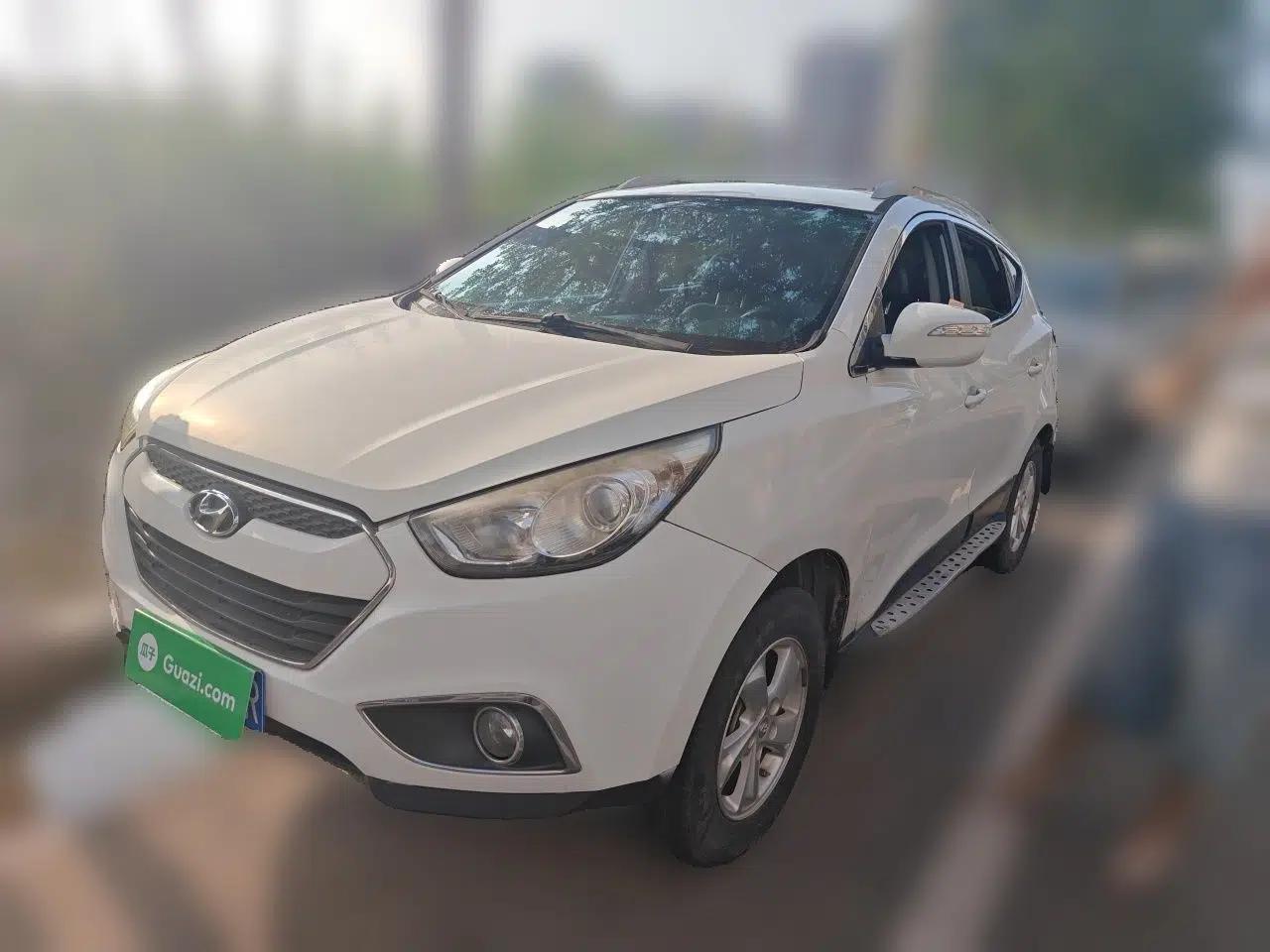 Hyundai ix35 2012 2.0L Manual Two-Wheel Drive New Edition GL — миниатюра 1