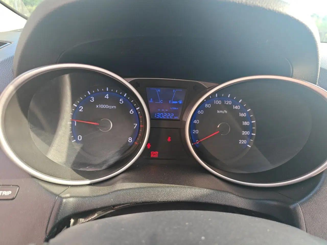 Hyundai ix35 2012 2.0L Manual Two-Wheel Drive New Edition GL — миниатюра 11