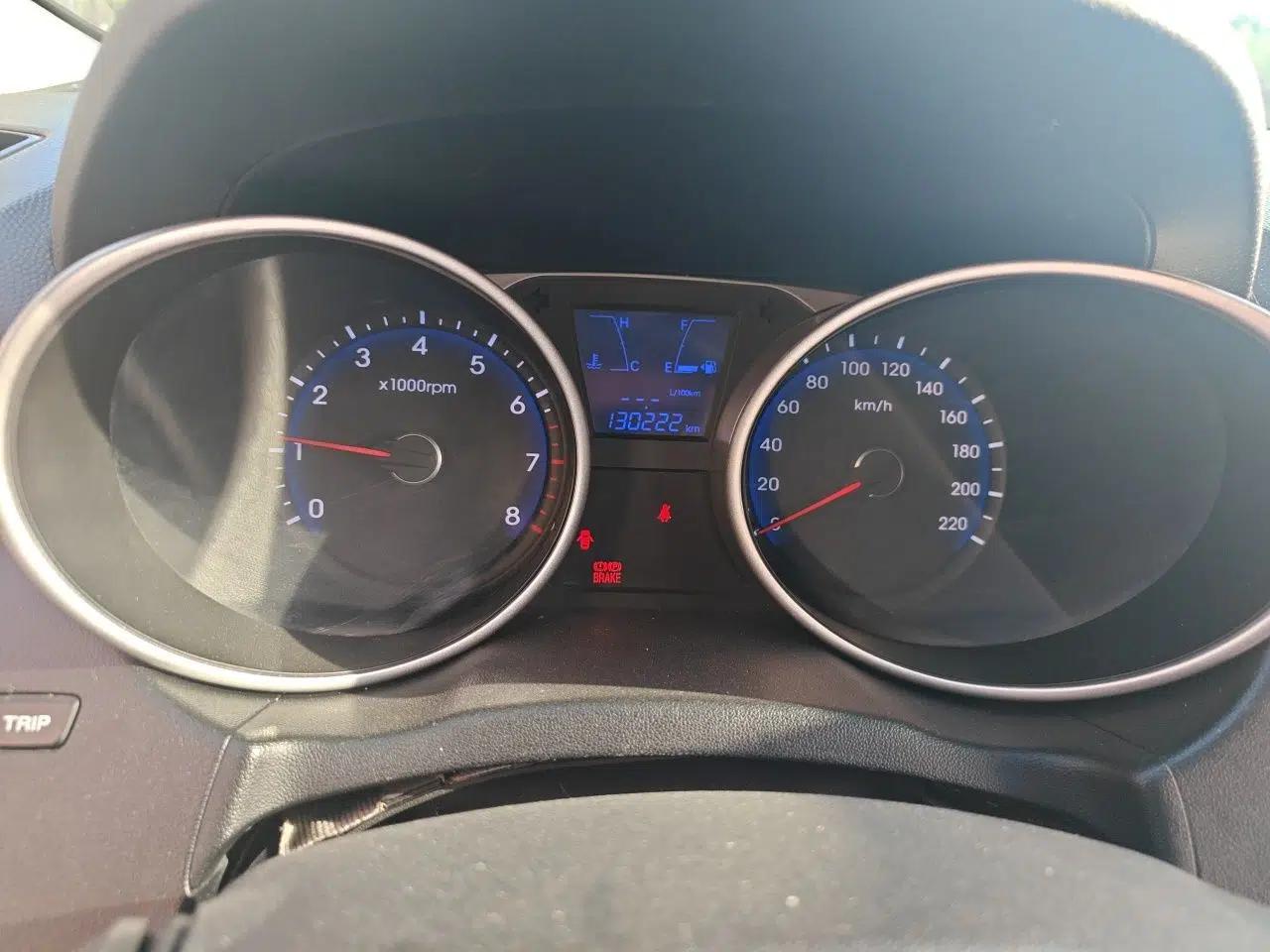 Hyundai ix35 2012 2.0L Manual Two-Wheel Drive New Edition GL — миниатюра 12