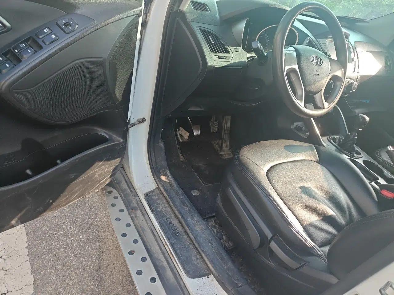 Hyundai ix35 2012 2.0L Manual Two-Wheel Drive New Edition GL — миниатюра 16