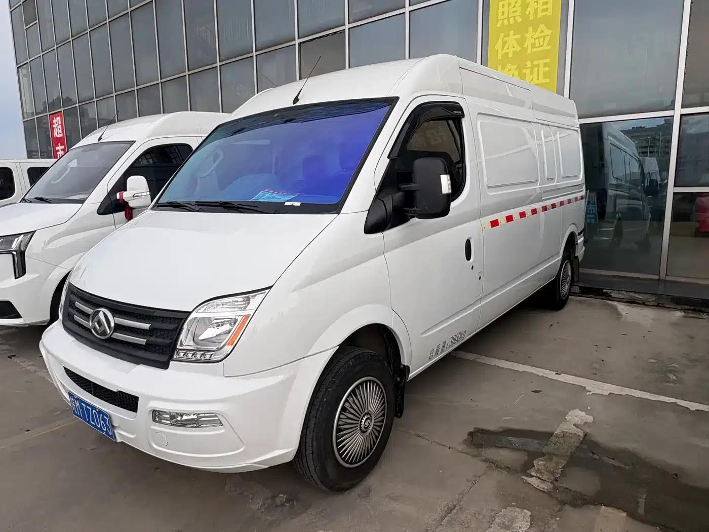 Xintu V80 2021 2.0T Manual Classic City Delivery King Long Wheelbase Mid-Roof 3-Seater — миниатюра 1