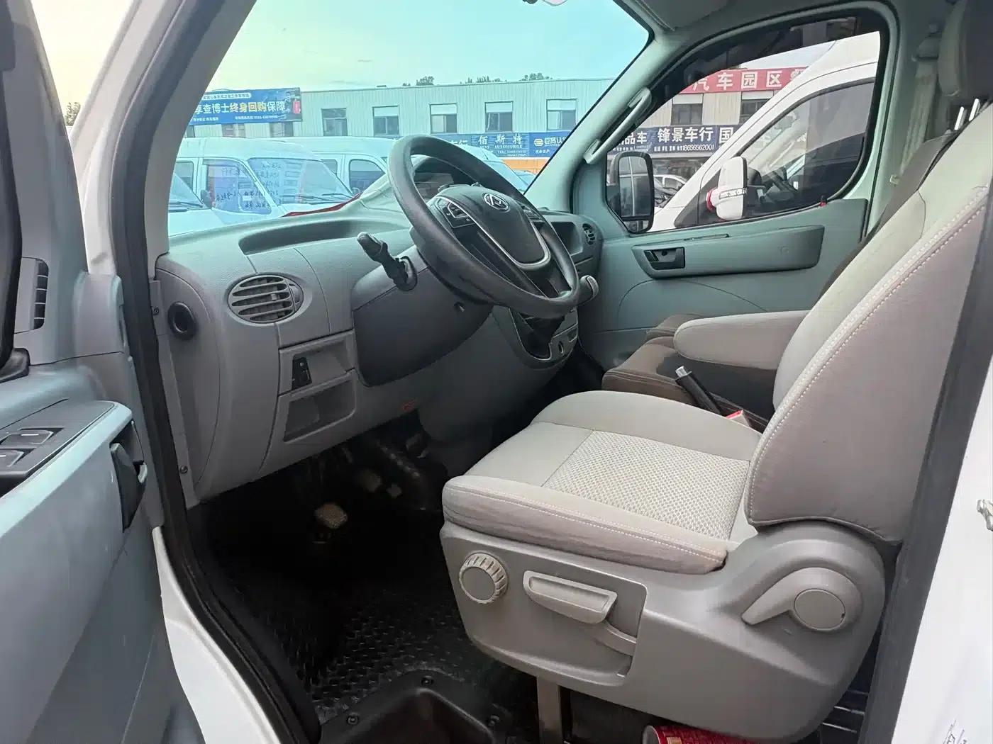 Xintu V80 2021 2.0T Manual Classic City Delivery King Long Wheelbase Mid-Roof 3-Seater — миниатюра 4