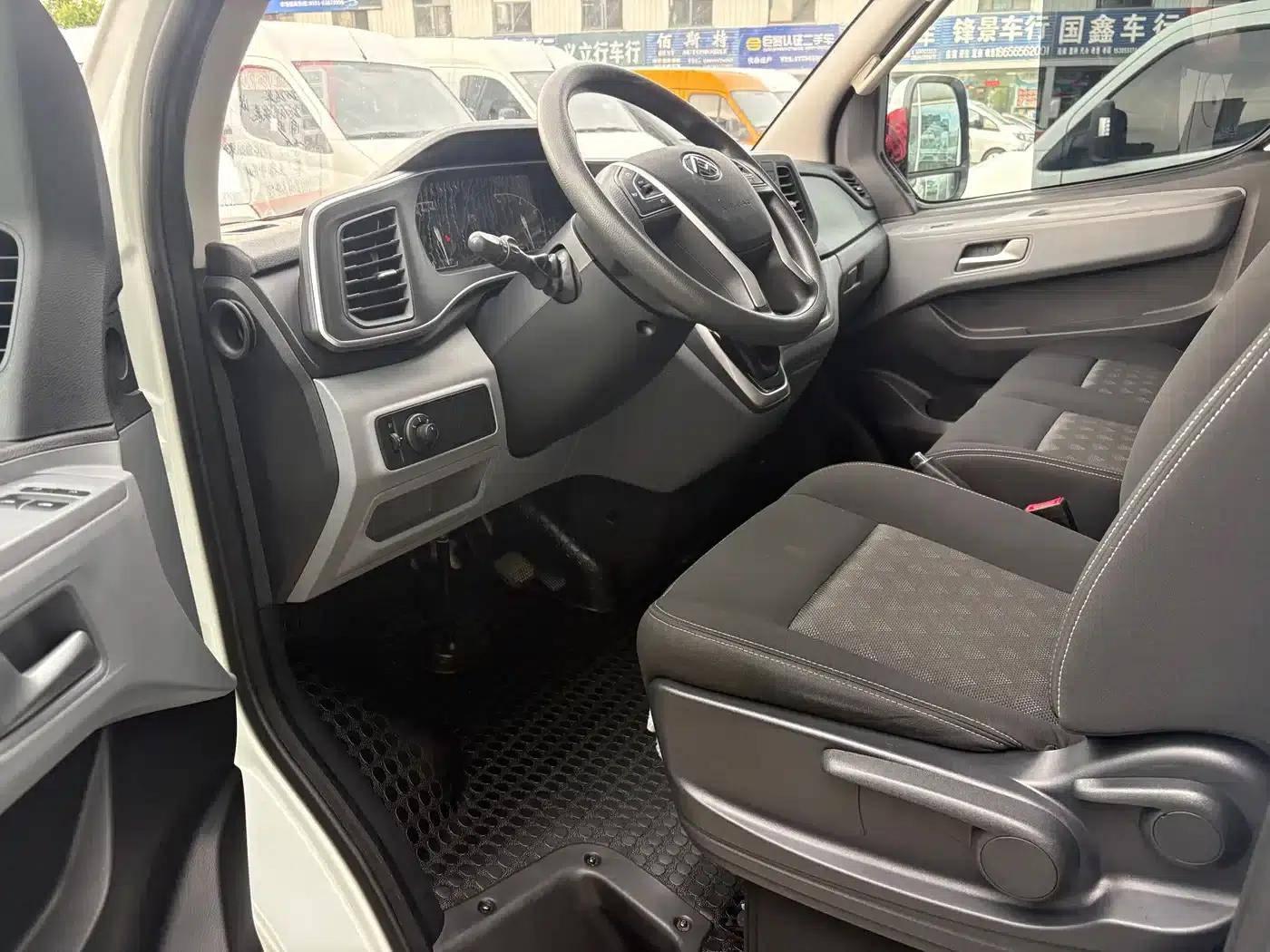 Xintu V80 2025 PRO Aoyuntong 2.0T Automatic Short Wheelbase Mid-Roof 5/6 Seats — миниатюра 4
