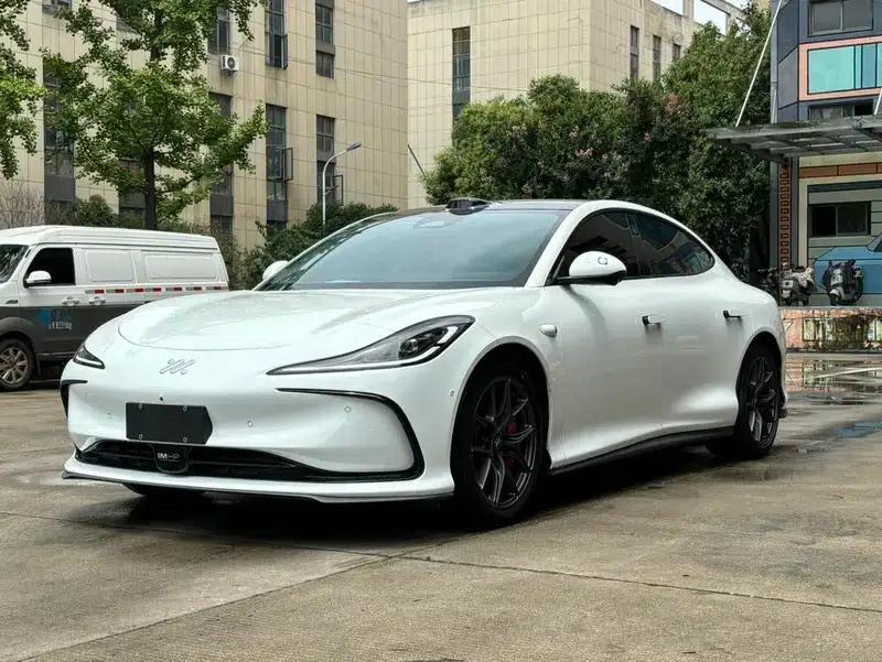 Zhiji L6 2024 Max Standard Edition 75kWh — миниатюра 1