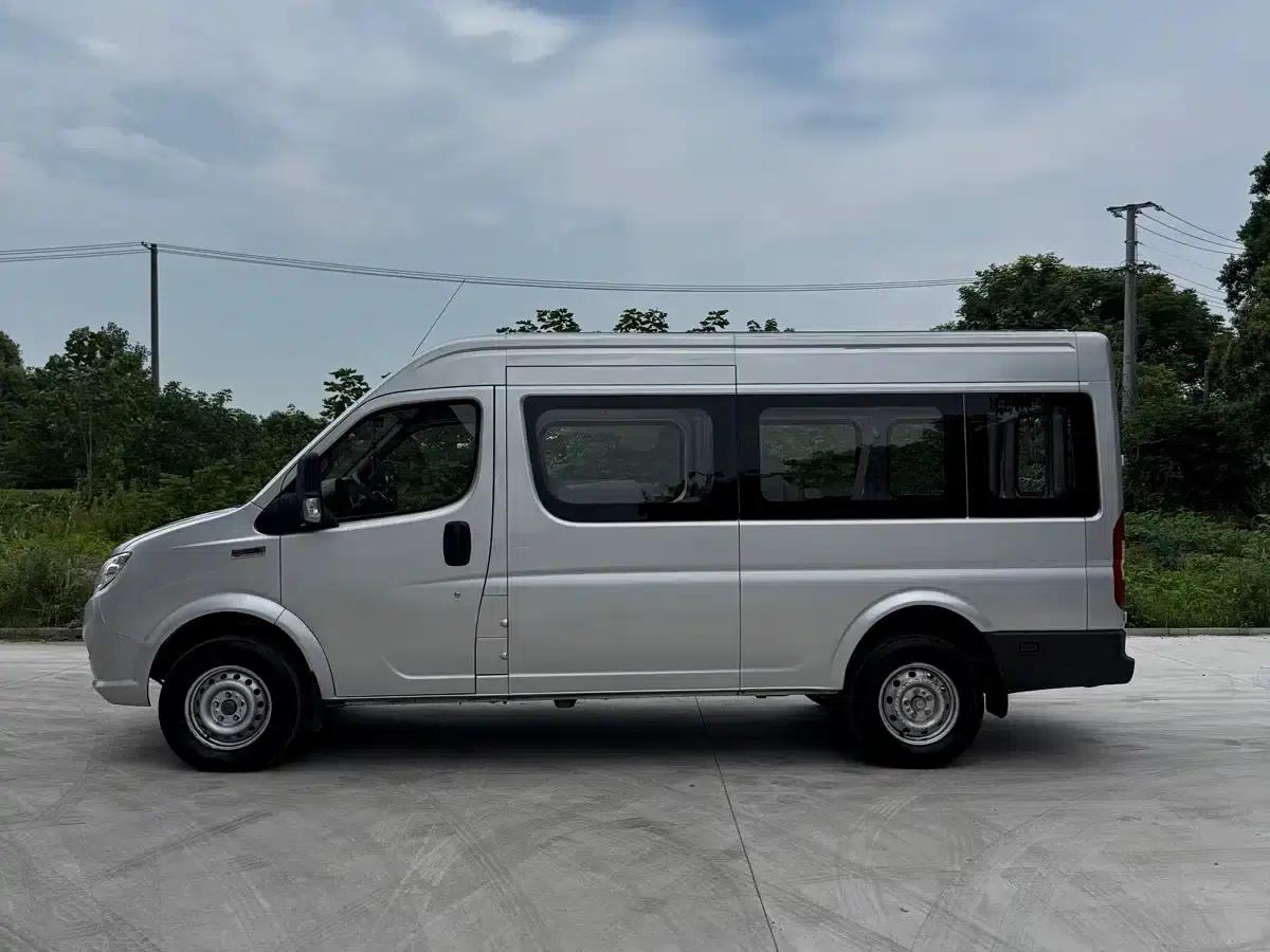 Yufeng 2020 2.5T V9 Logistics Van, Long Wheelbase, Medium Roof, 6-9 Seats, National V Emission Standard ZD25 — миниатюра 3
