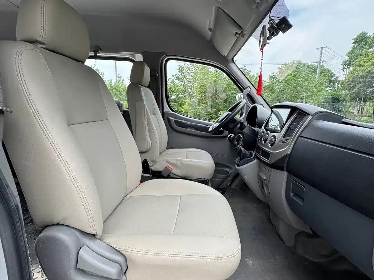 Yufeng 2020 2.5T V9 Logistics Van, Long Wheelbase, Medium Roof, 6-9 Seats, National V Emission Standard ZD25 — миниатюра 8