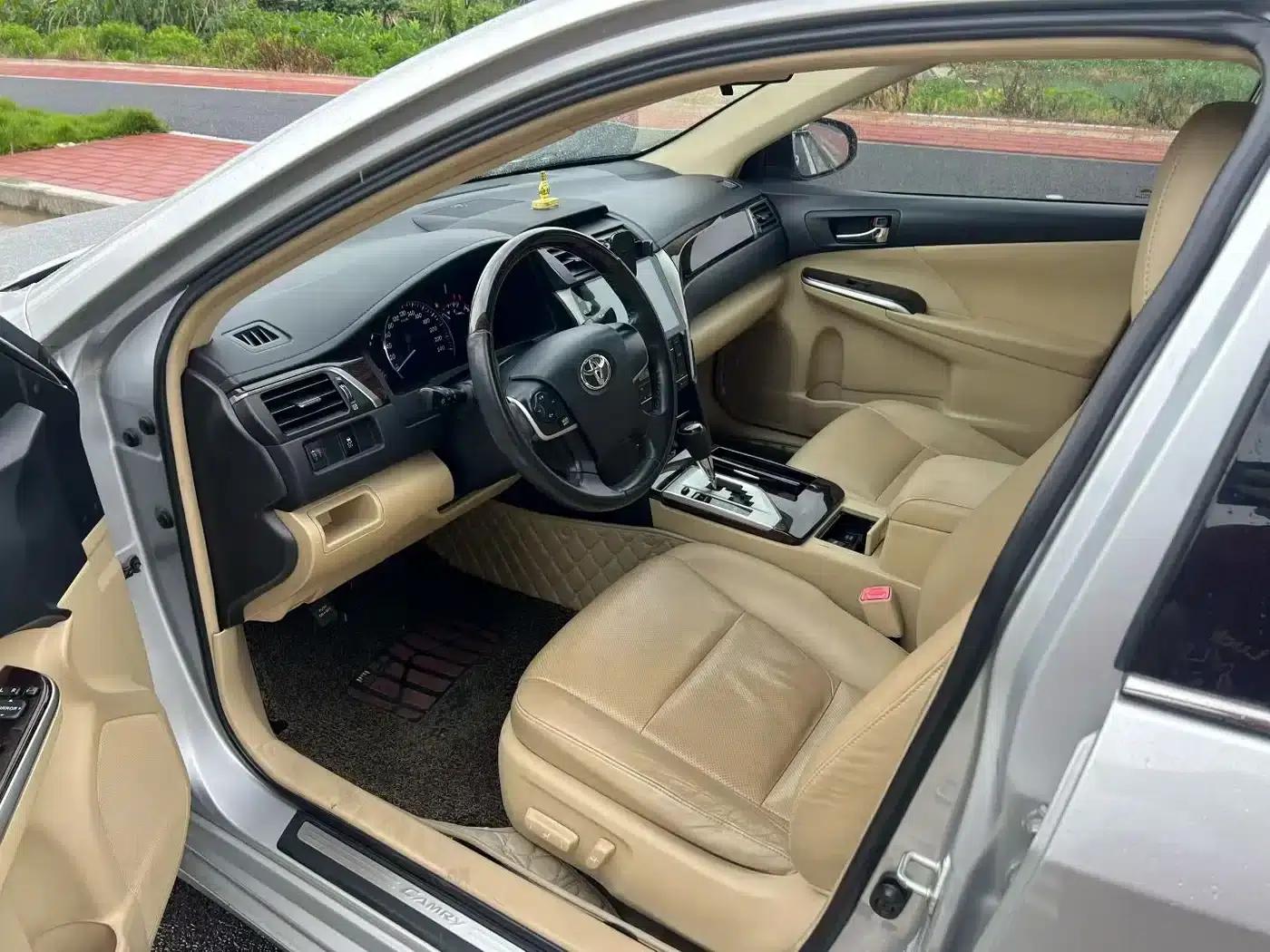 Camry 2015 2.0G Leading Edition — миниатюра 4