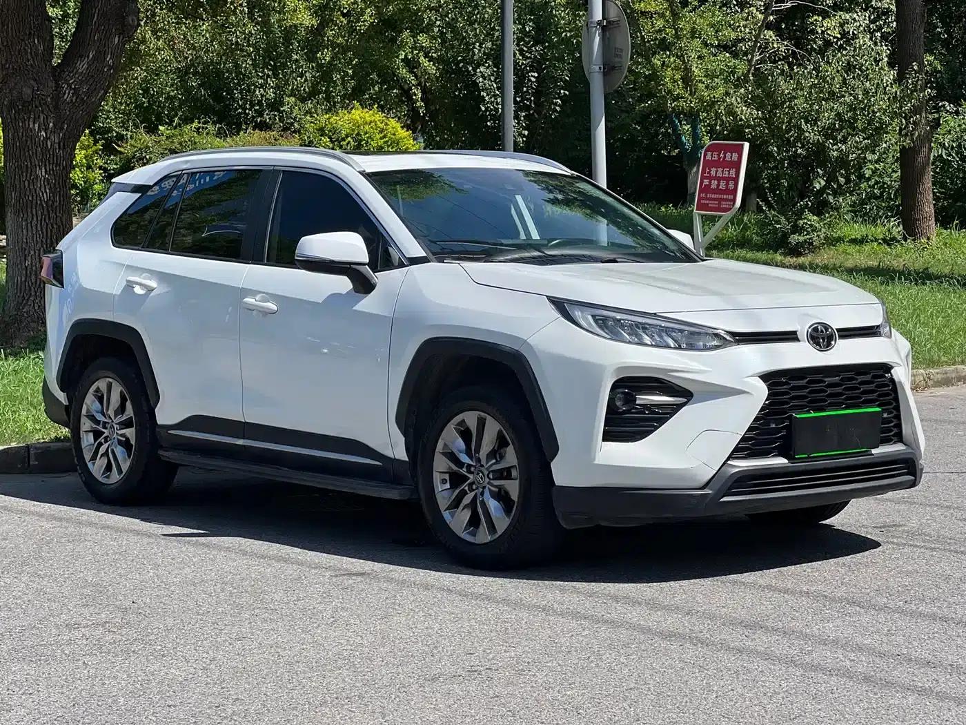 2022 Toyota RAV4 2.0L CVT 2WD Luxury Edition — миниатюра 3