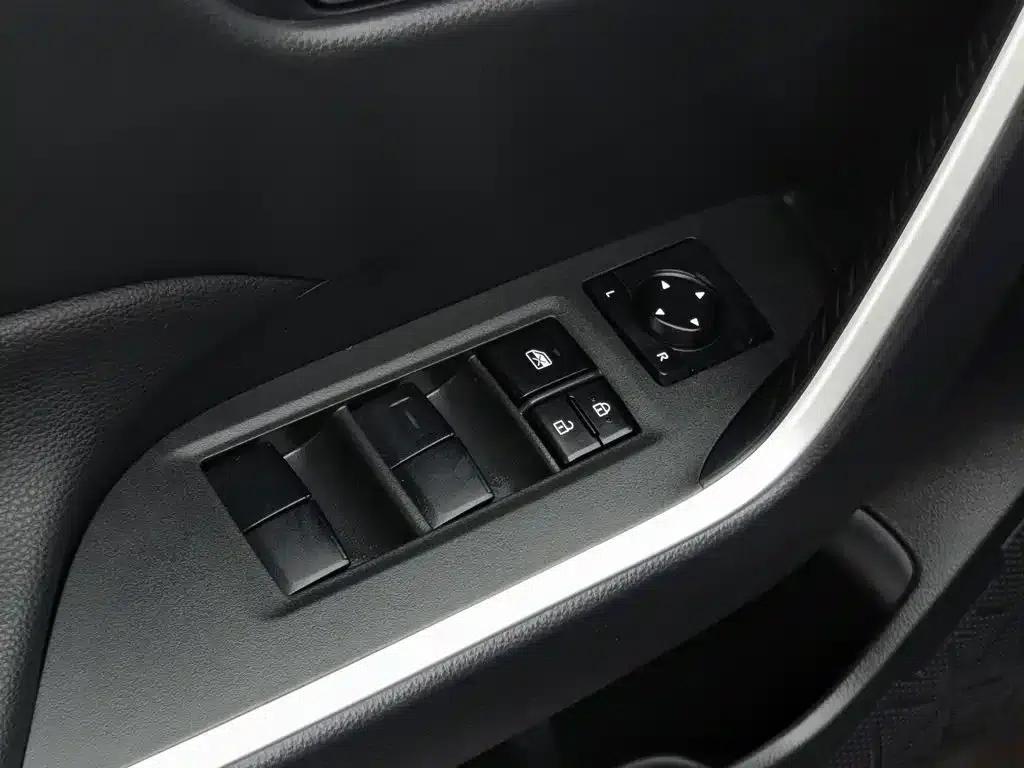 2020 Toyota RAV4 2.0L CVT 2WD Luxury Edition — миниатюра 9