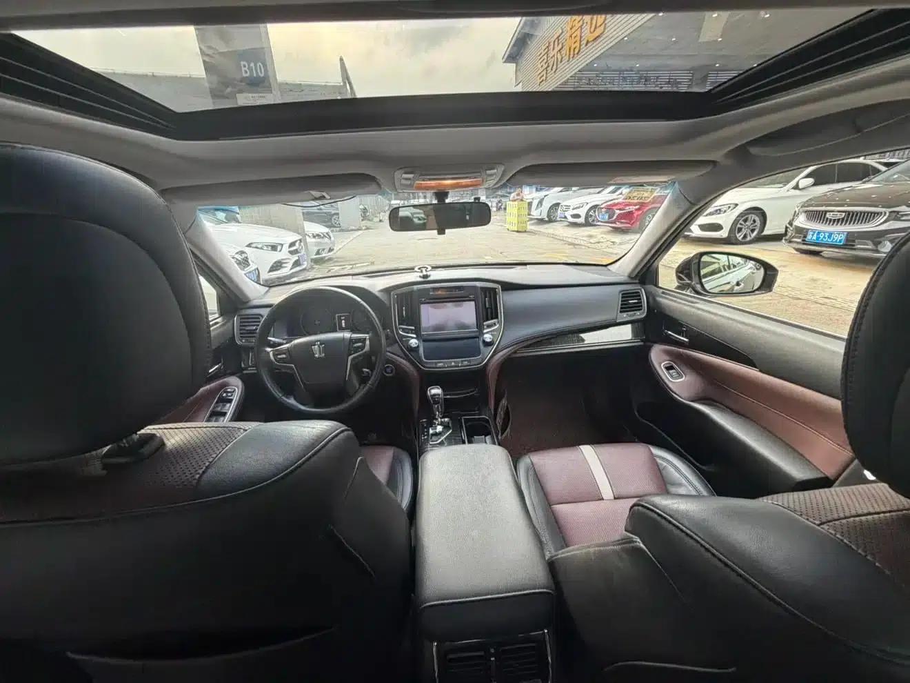 Crown 2018 2.0T Sport Edition — миниатюра 8
