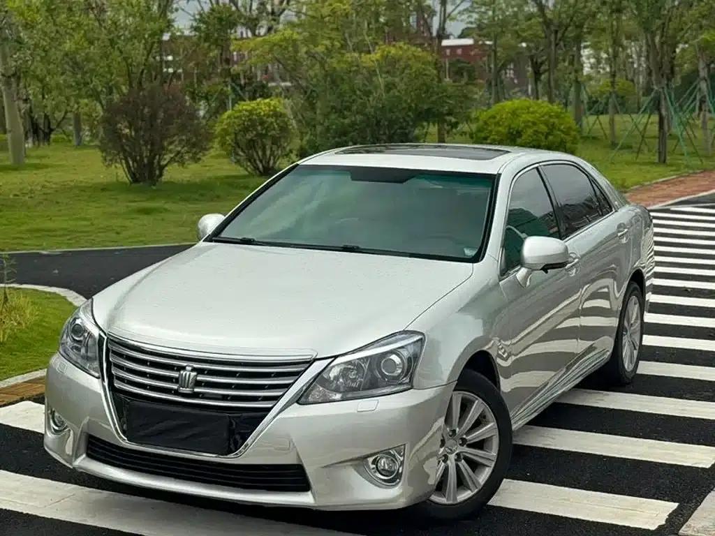 Crown 2011 2.5L Royal Leather Sunroof Special Edition — миниатюра 1