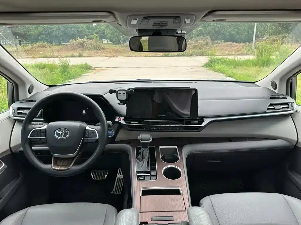 2023 Grevia 2.5L Hybrid Luxury Edition — миниатюра 11