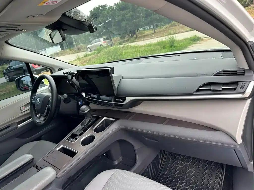 2023 Grevia 2.5L Hybrid Luxury Edition — миниатюра 16