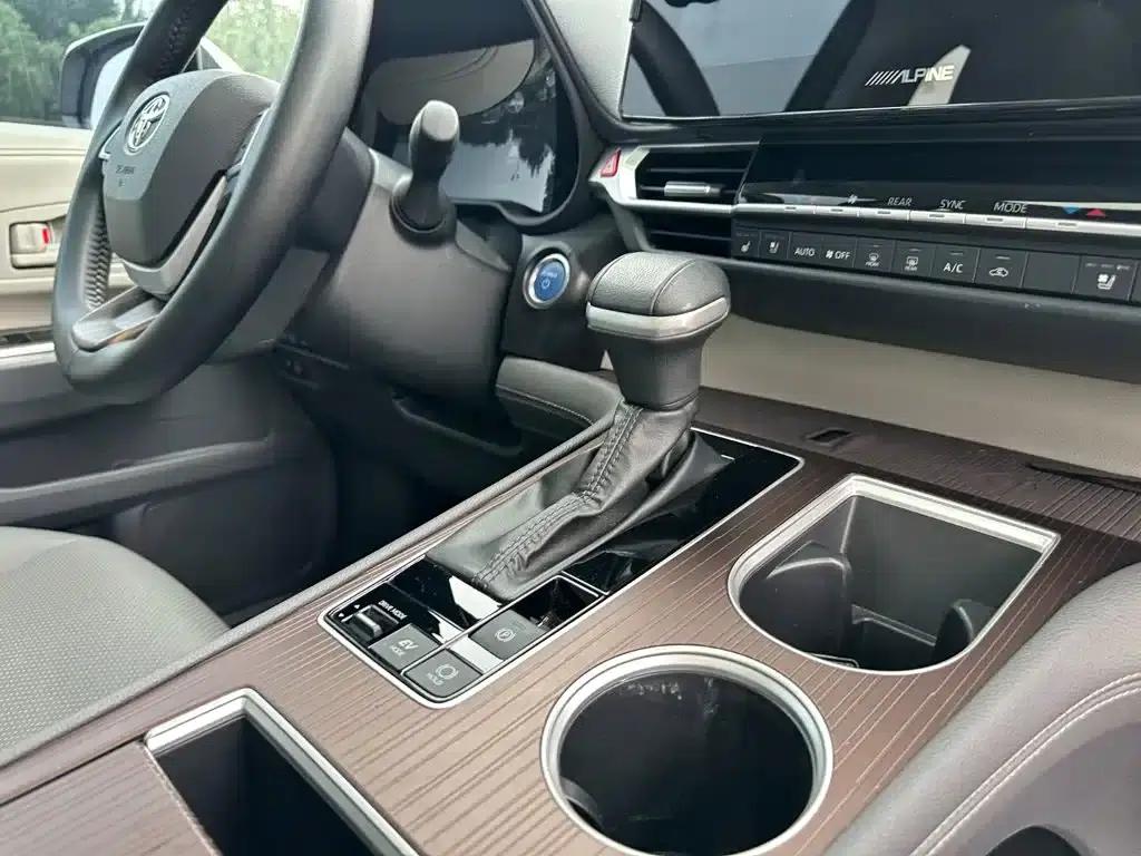 2023 Grevia 2.5L Hybrid Luxury Edition — миниатюра 18