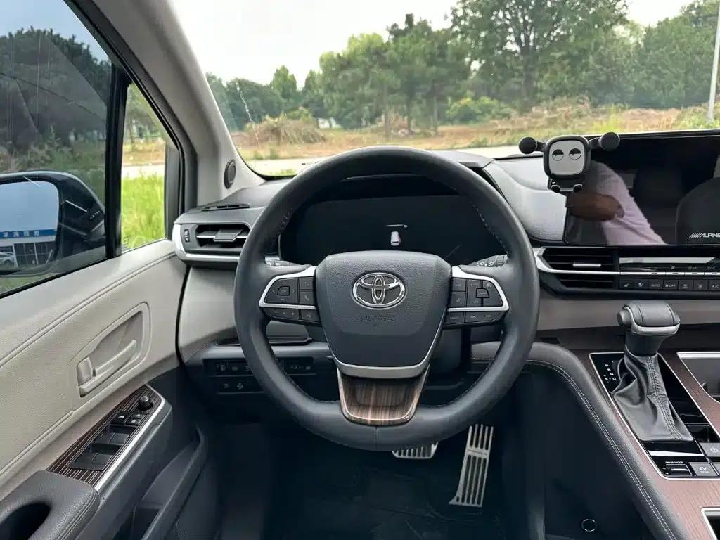 2023 Grevia 2.5L Hybrid Luxury Edition — миниатюра 21
