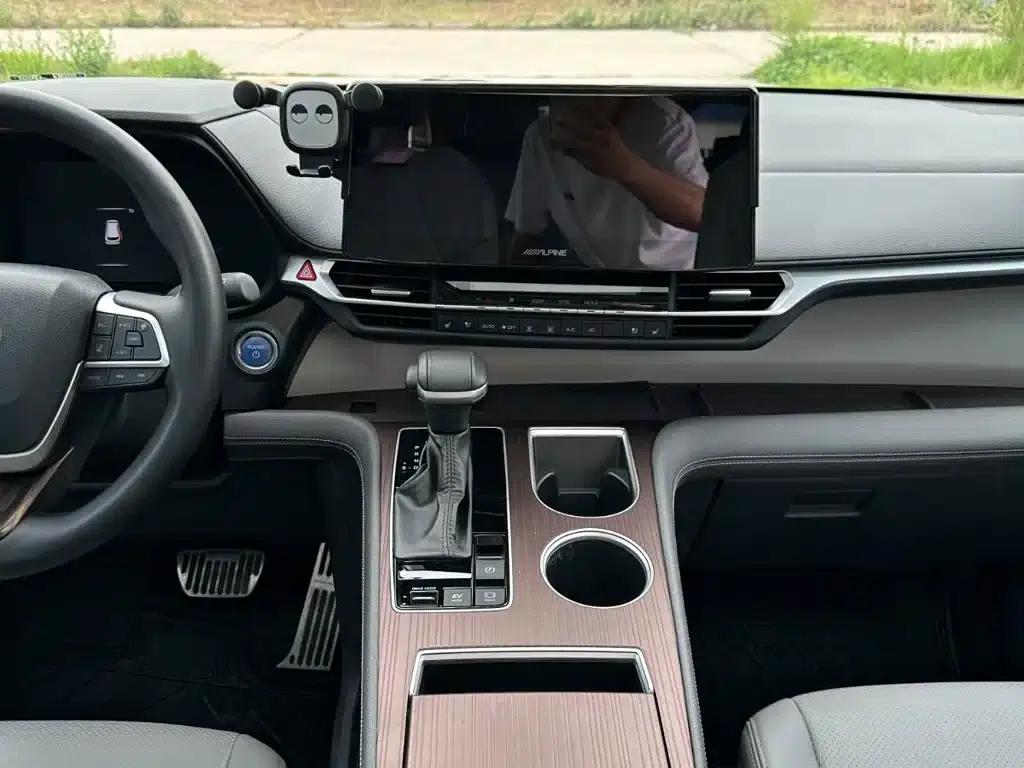 2023 Grevia 2.5L Hybrid Luxury Edition — миниатюра 22