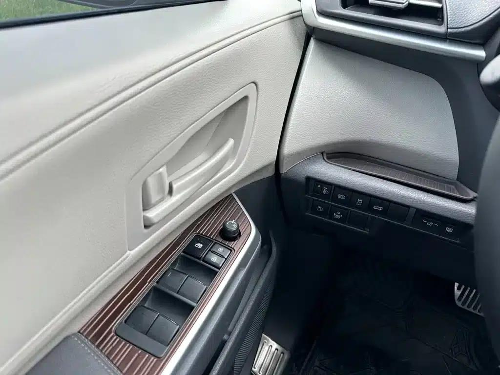 2023 Grevia 2.5L Hybrid Luxury Edition — миниатюра 23