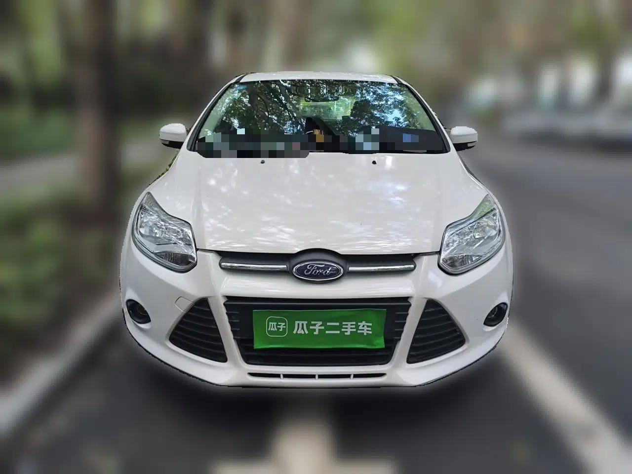 Ford Focus 2012 Hatchback 1.6L Automatic Comfort Model — миниатюра 2