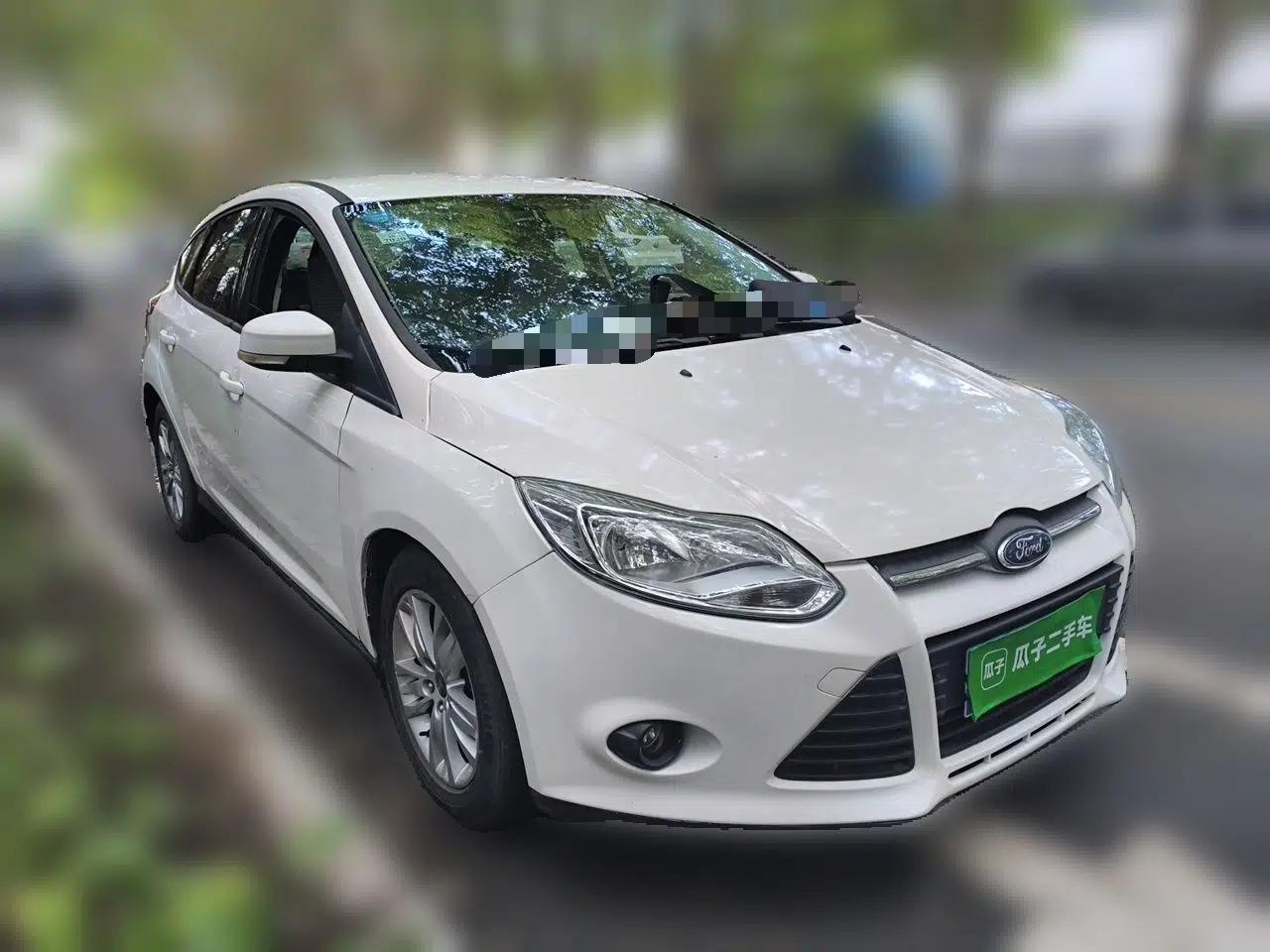 Ford Focus 2012 Hatchback 1.6L Automatic Comfort Model — миниатюра 3