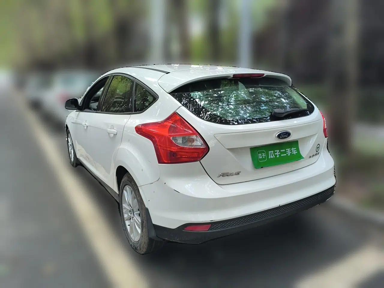 Ford Focus 2012 Hatchback 1.6L Automatic Comfort Model — миниатюра 4