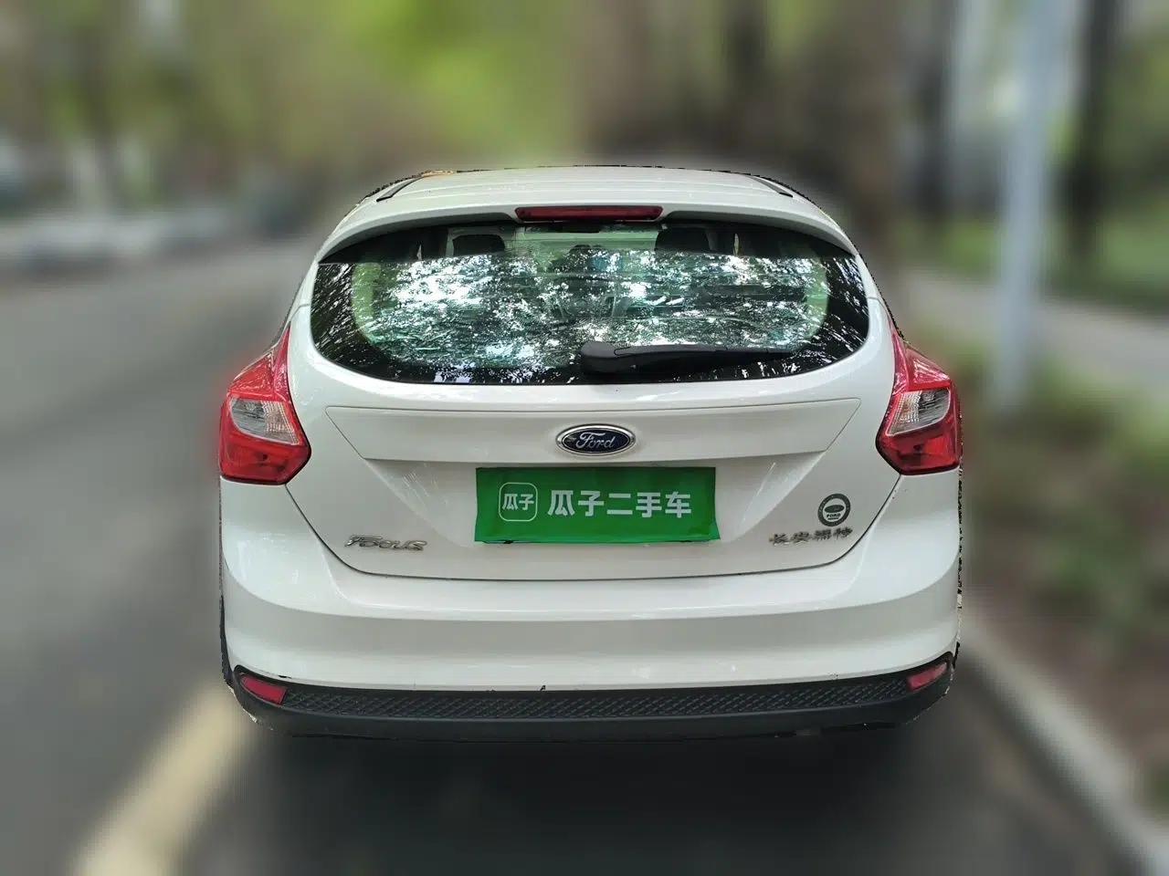 Ford Focus 2012 Hatchback 1.6L Automatic Comfort Model — миниатюра 5