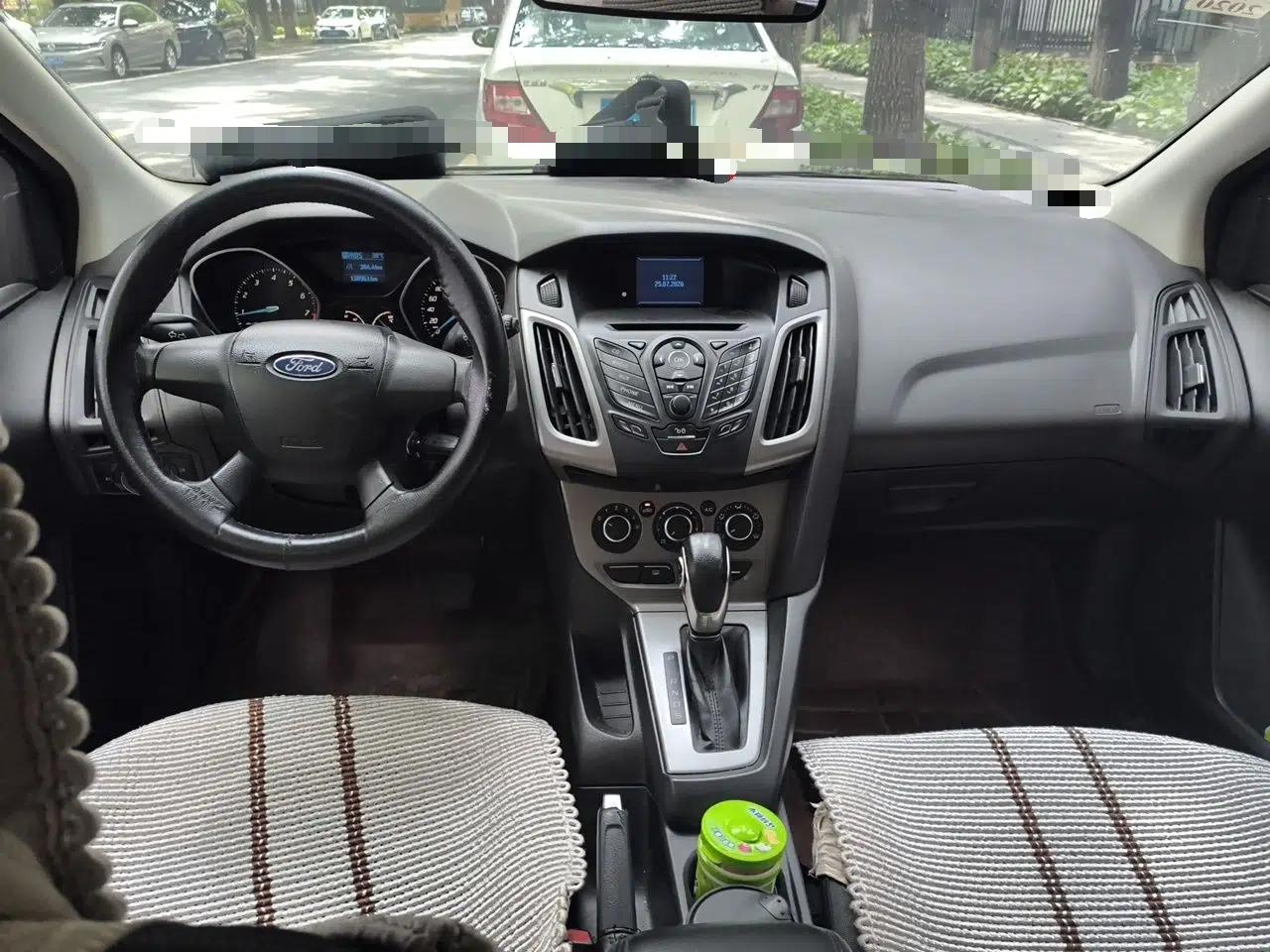 Ford Focus 2012 Hatchback 1.6L Automatic Comfort Model — миниатюра 9