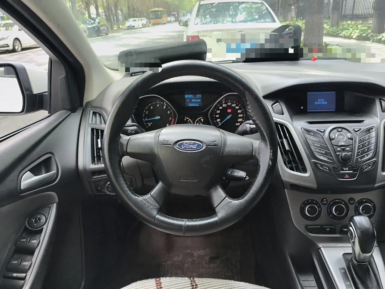 Ford Focus 2012 Hatchback 1.6L Automatic Comfort Model — миниатюра 10