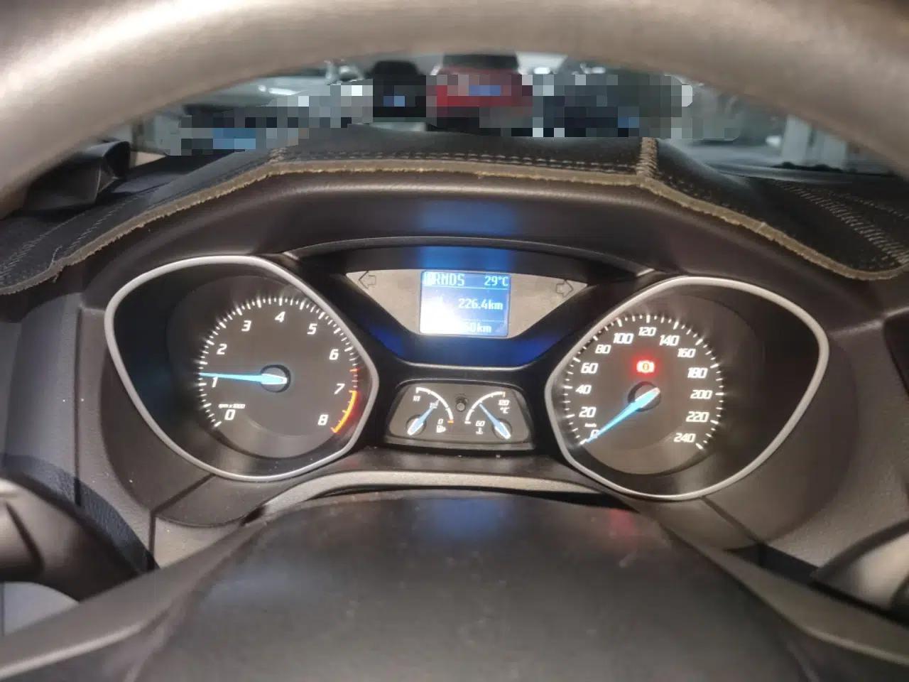 Ford Focus 2012 Hatchback 1.6L Automatic Comfort Model — миниатюра 11