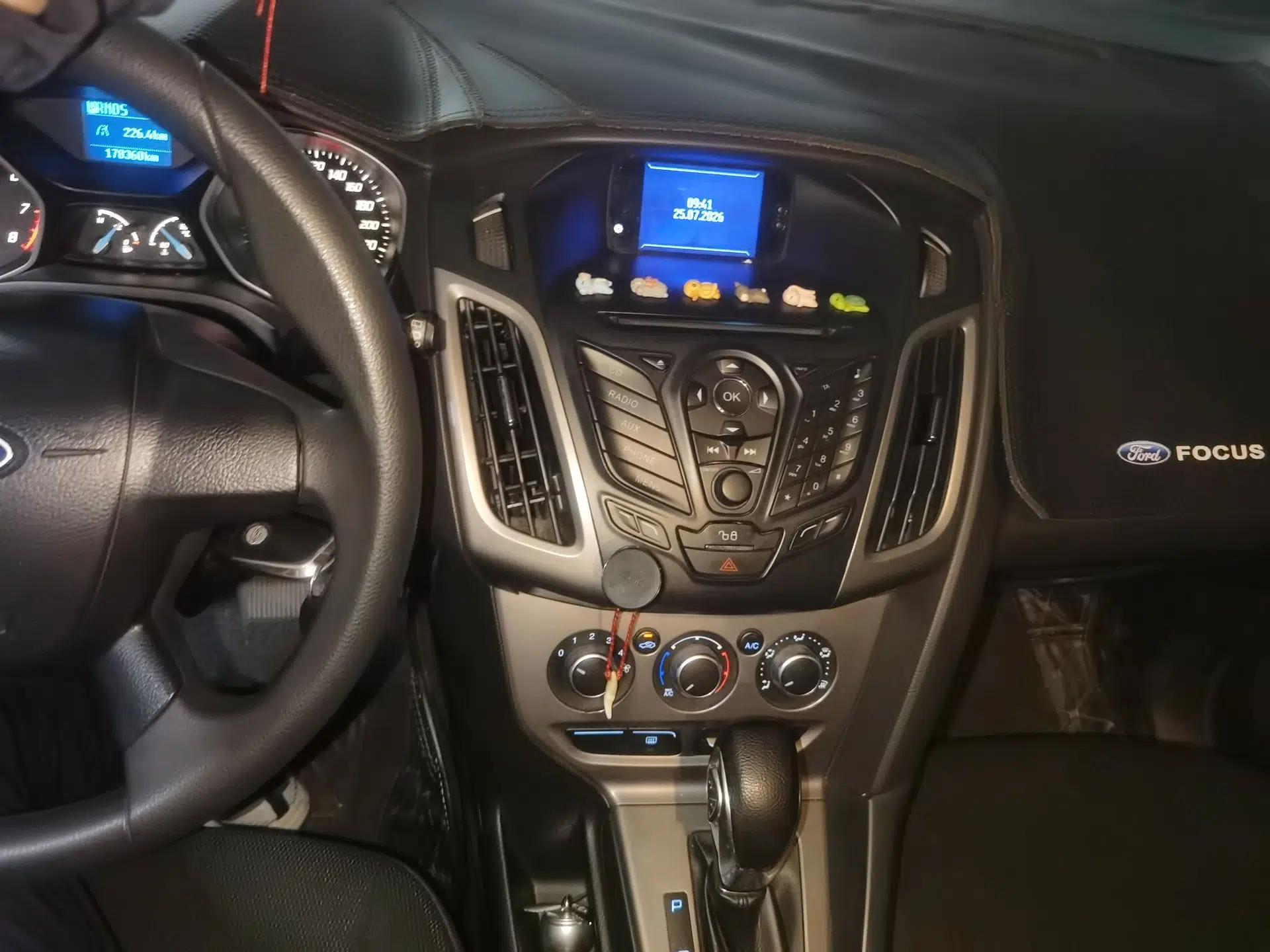 Ford Focus 2012 Hatchback 1.6L Automatic Comfort Model — миниатюра 13