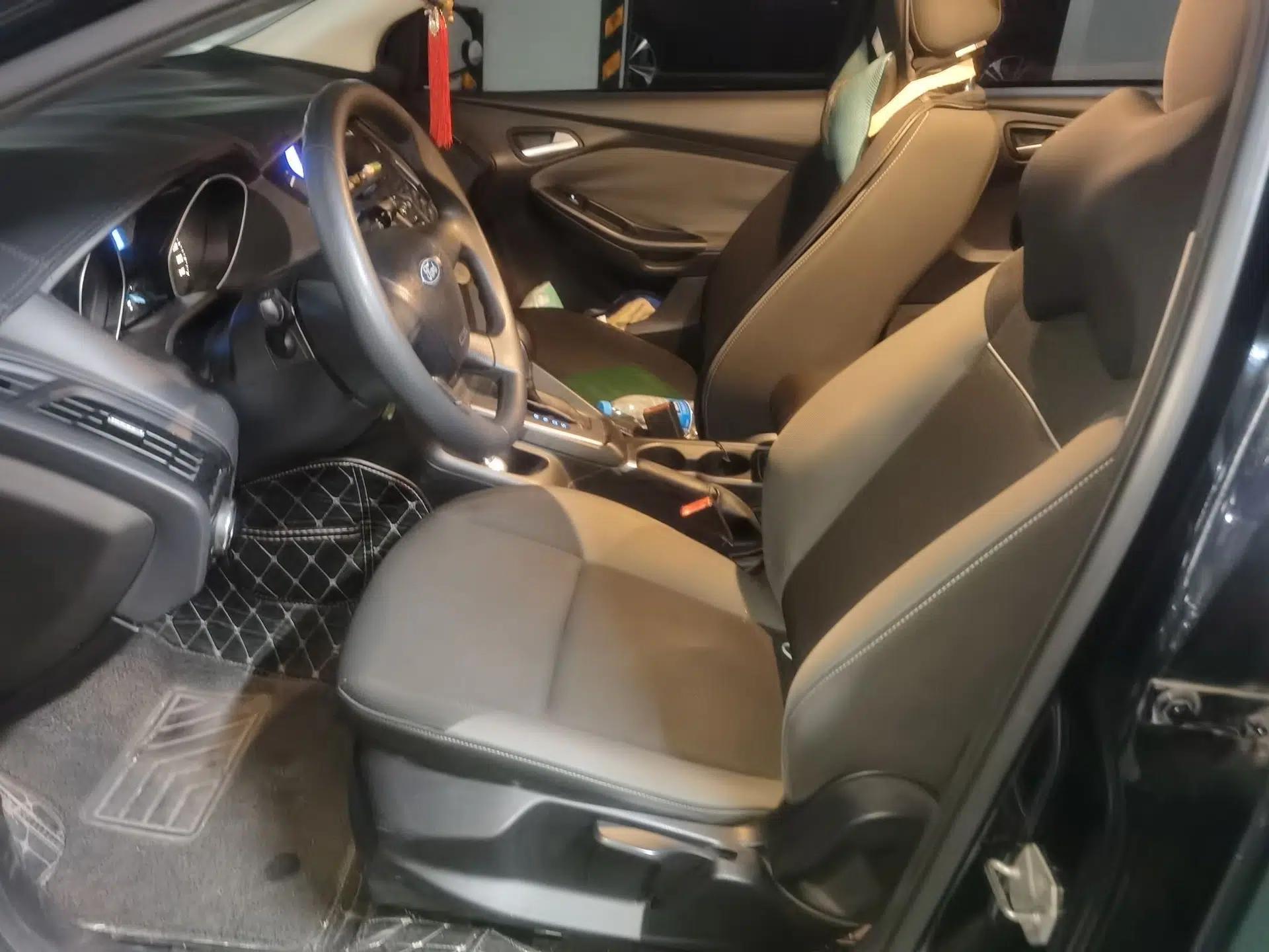 Ford Focus 2012 Hatchback 1.6L Automatic Comfort Model — миниатюра 15