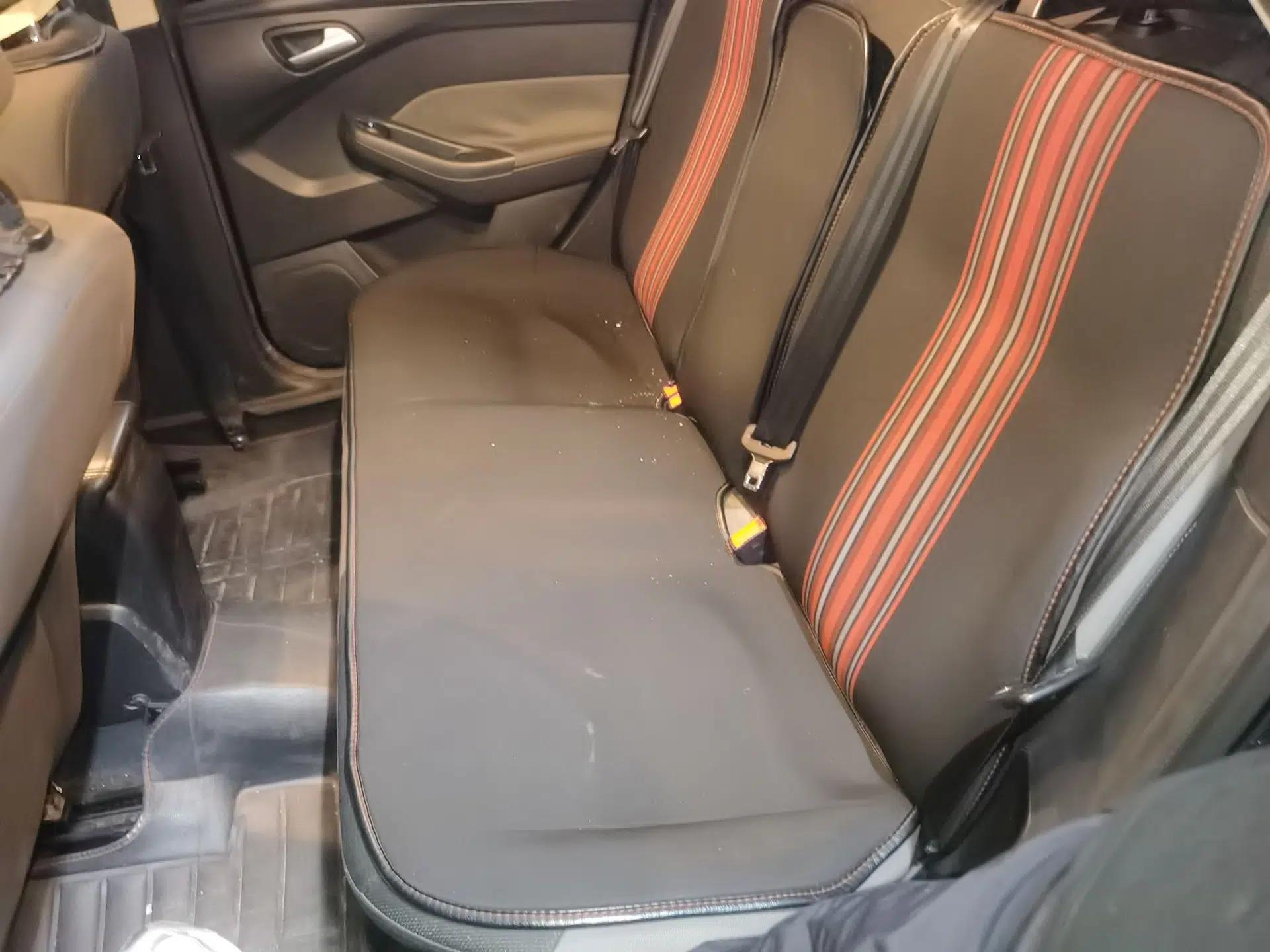 Ford Focus 2012 Hatchback 1.6L Automatic Comfort Model — миниатюра 17