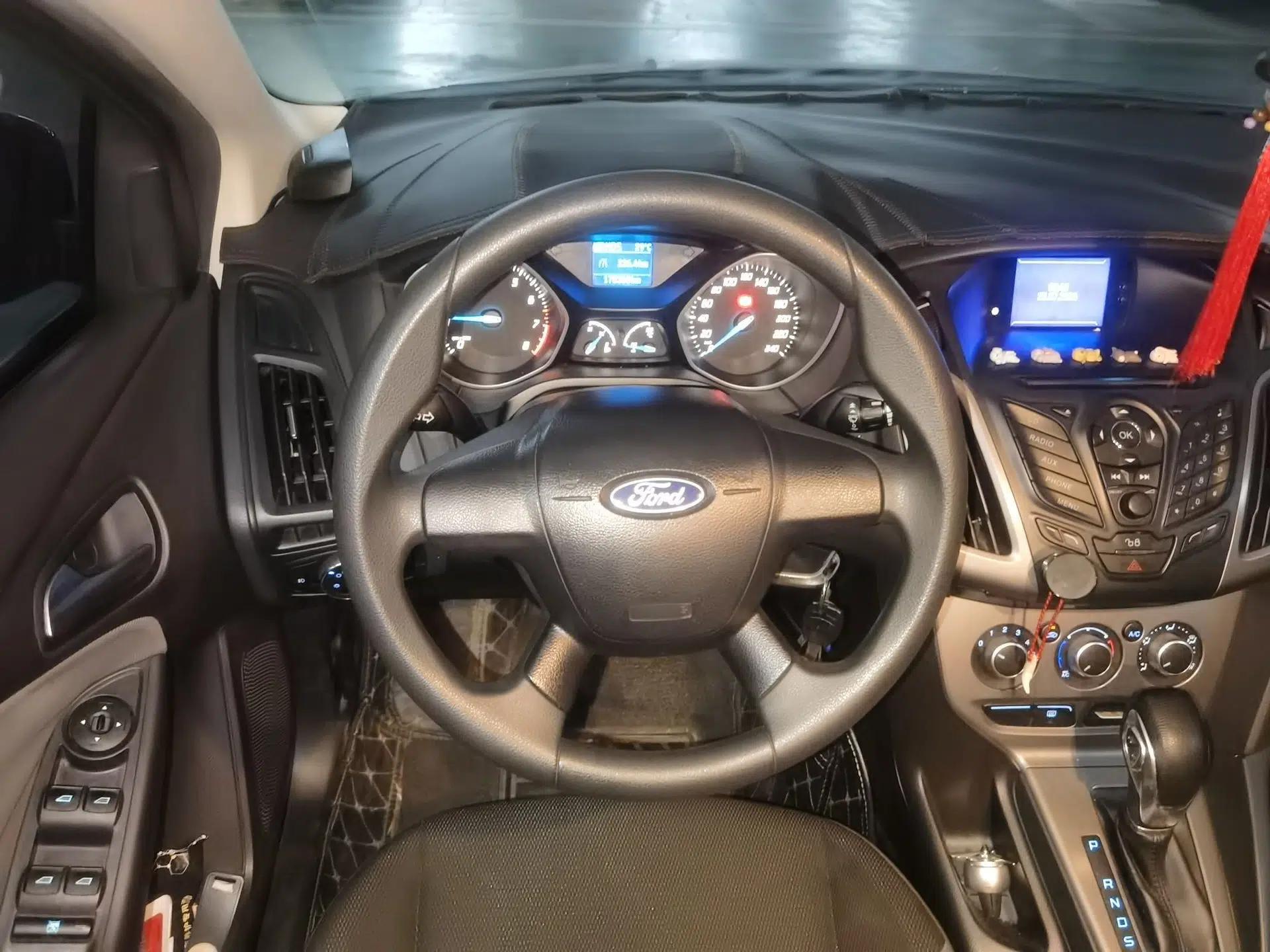 Ford Focus 2012 Hatchback 1.6L Automatic Comfort Model — миниатюра 10