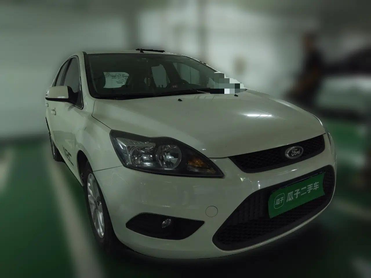 Ford Focus 2013 Hatchback Classic 1.8L Manual Base Model — миниатюра 3