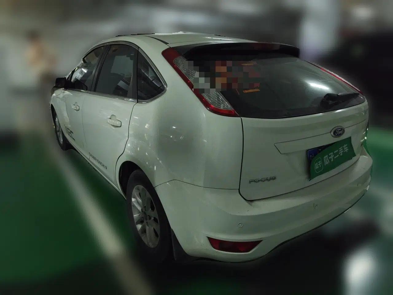 Ford Focus 2013 Hatchback Classic 1.8L Manual Base Model — миниатюра 4