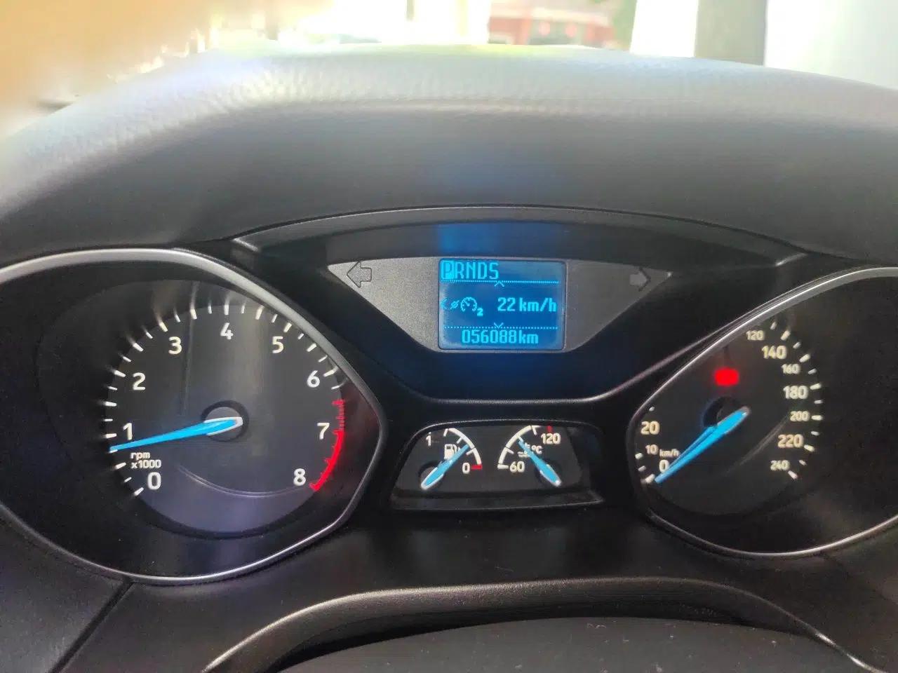 Ford Focus 2017 Sedan 1.6L Automatic Fashion Edition Smart Drive Version — миниатюра 12