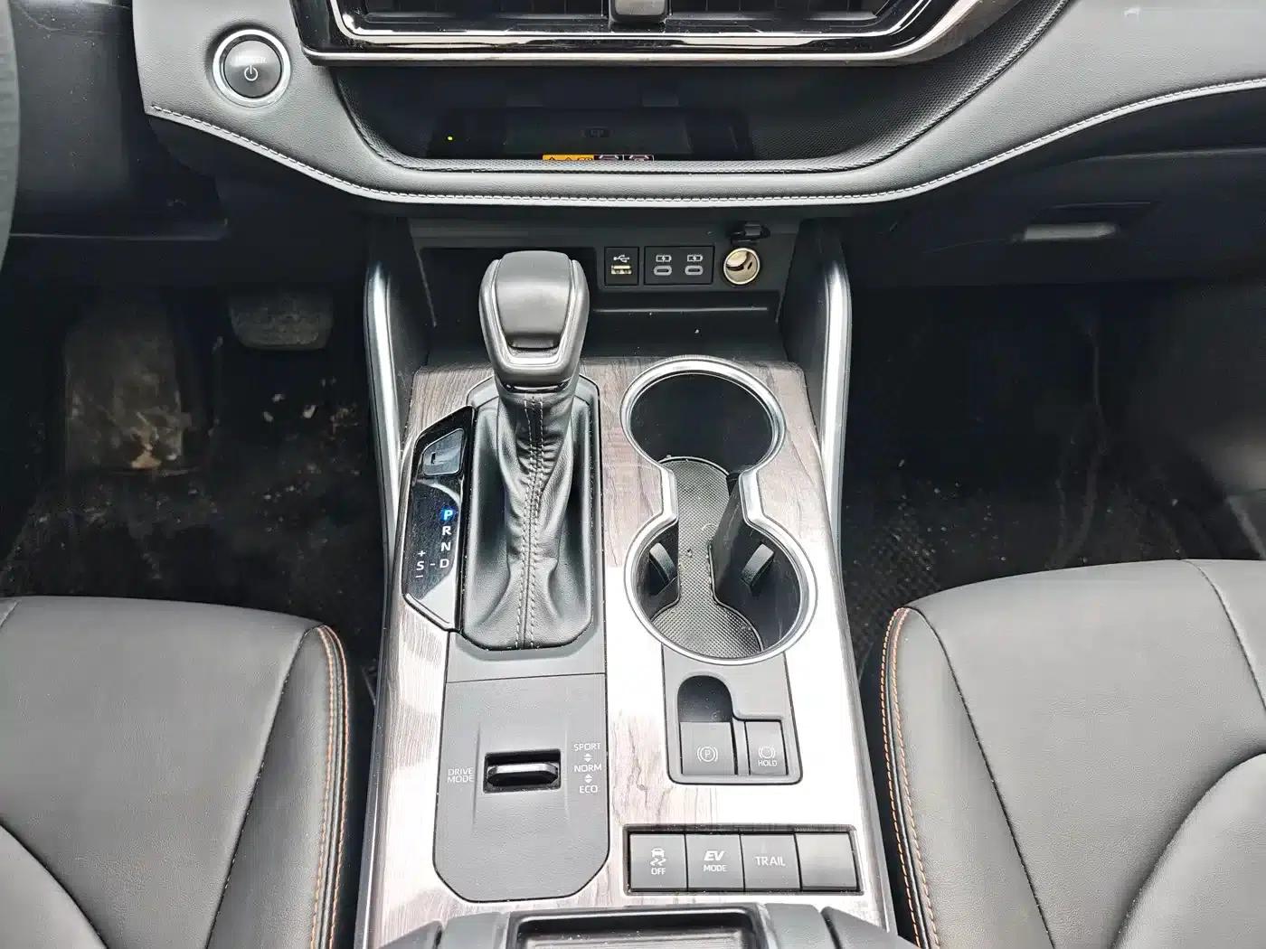 Crown Land Cruiser 2024 2.5L HEV 4WD Luxury Edition — миниатюра 11