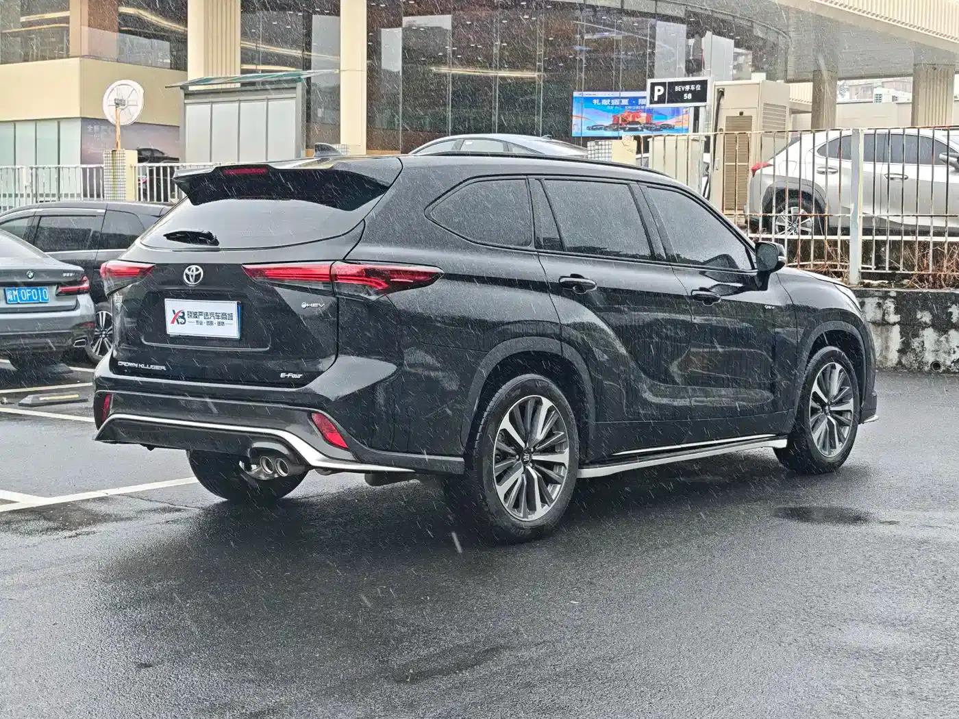 Crown Land Cruiser 2024 2.5L HEV 4WD Luxury Edition — миниатюра 13