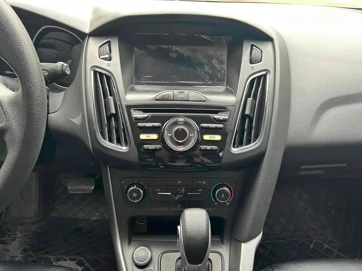 Ford Focus 2017 Hatchback 1.6L Automatic Comfort Smart Edition — миниатюра 12