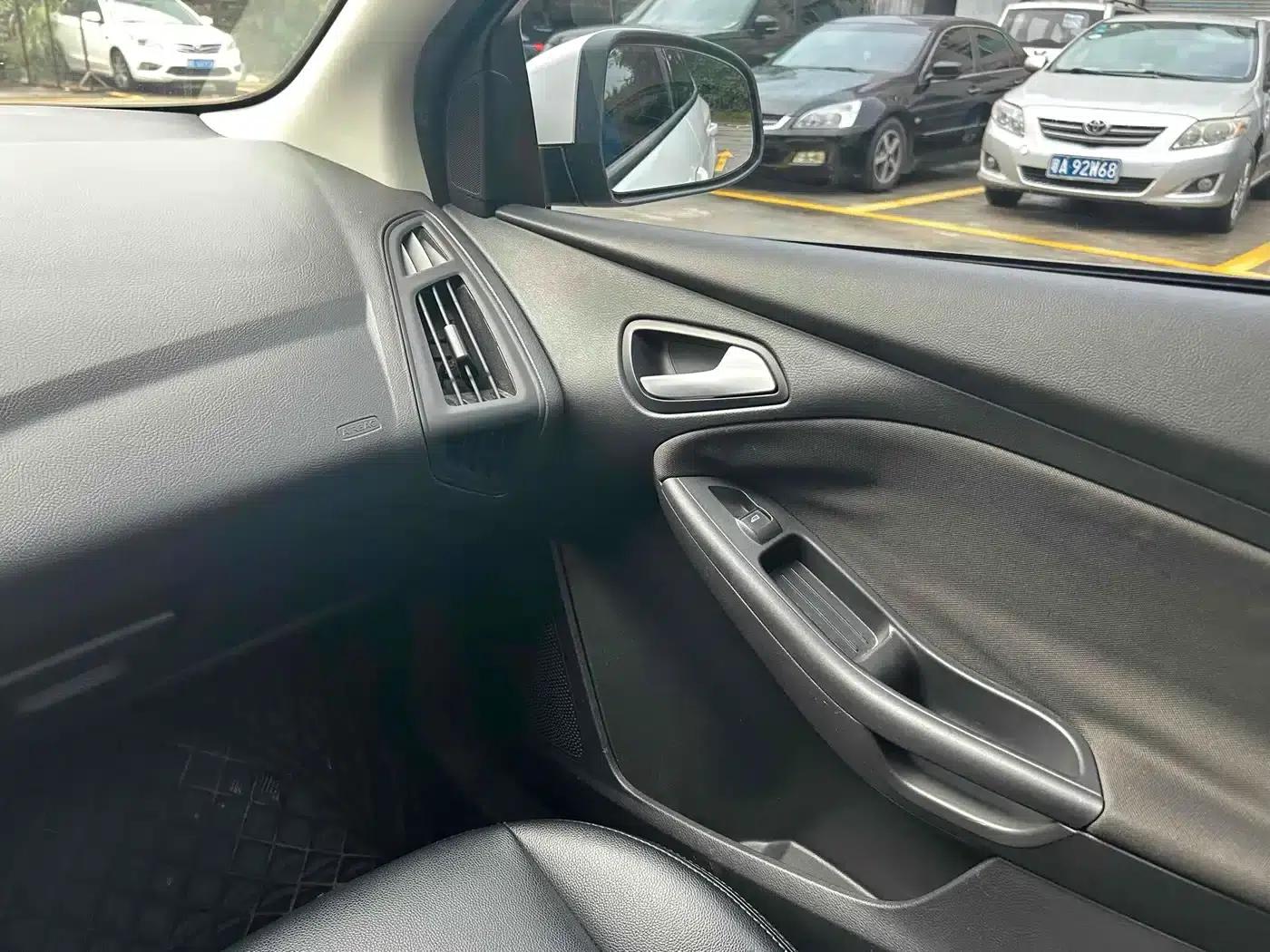 Ford Focus 2017 Hatchback 1.6L Automatic Comfort Smart Edition — миниатюра 14