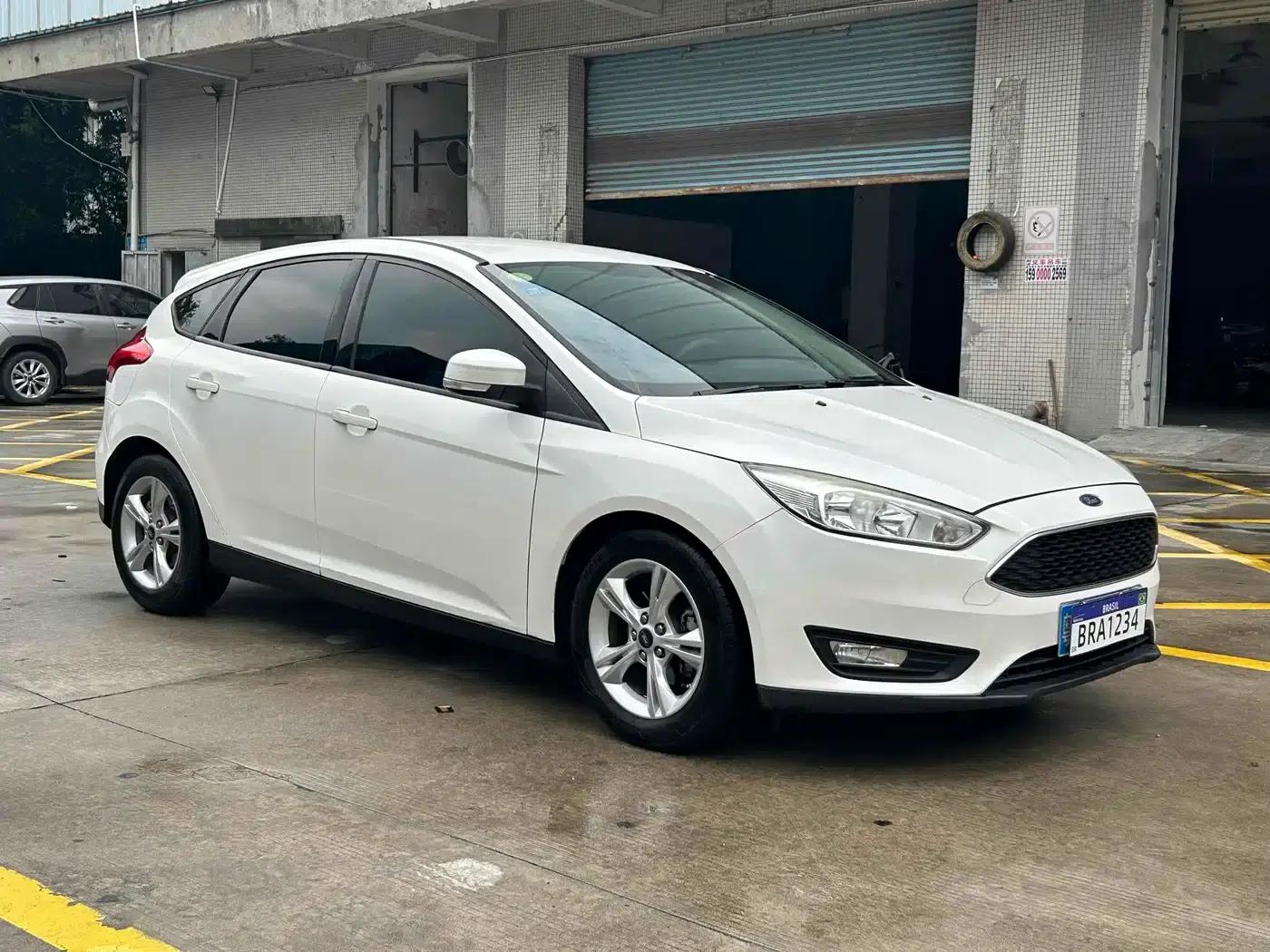Ford Focus 2017 Hatchback 1.6L Automatic Comfort Smart Edition — миниатюра 3