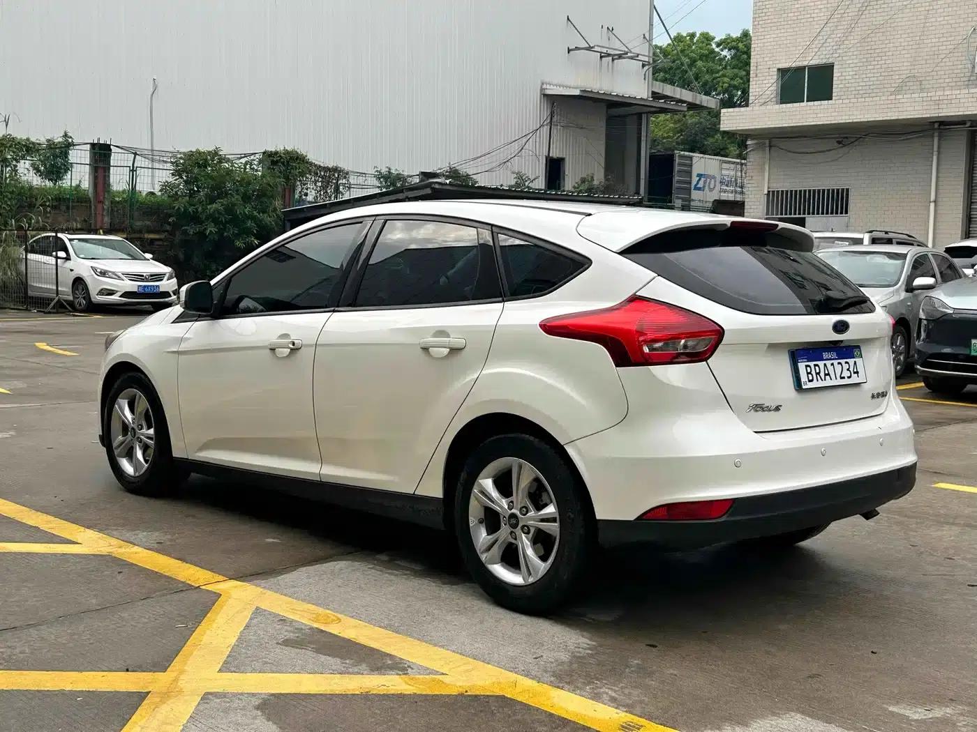 Ford Focus 2017 Hatchback 1.6L Automatic Comfort Smart Edition — миниатюра 21