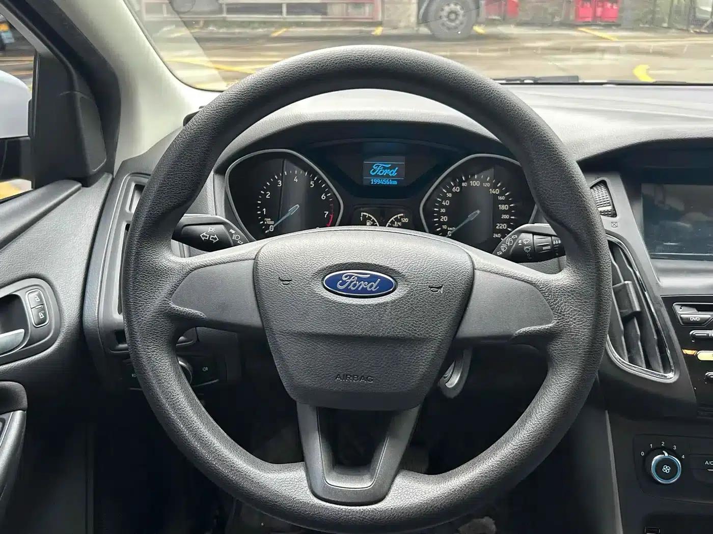 Ford Focus 2017 Hatchback 1.6L Automatic Comfort Smart Edition — миниатюра 6