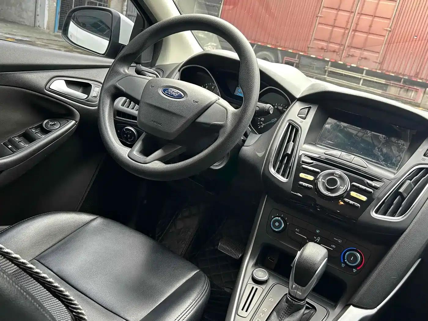Ford Focus 2017 Hatchback 1.6L Automatic Comfort Smart Edition — миниатюра 8